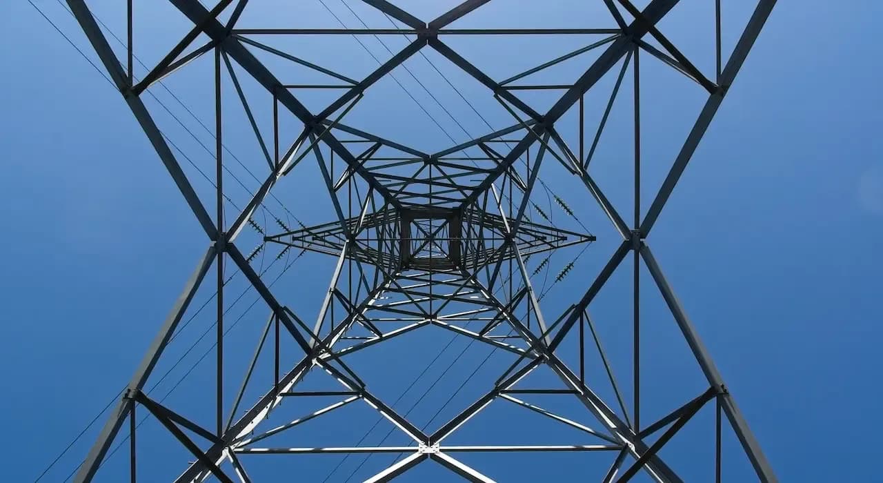 3 warunki przy przyłączaniu prądu: Jak ich uniknąć? Pełny poradnik