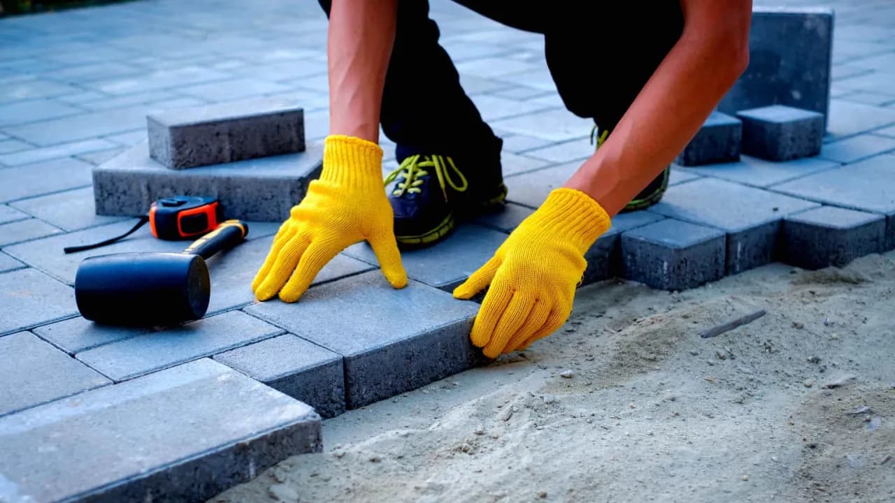 Ile kosztuje ułożenie kostki brukowej w 2025?