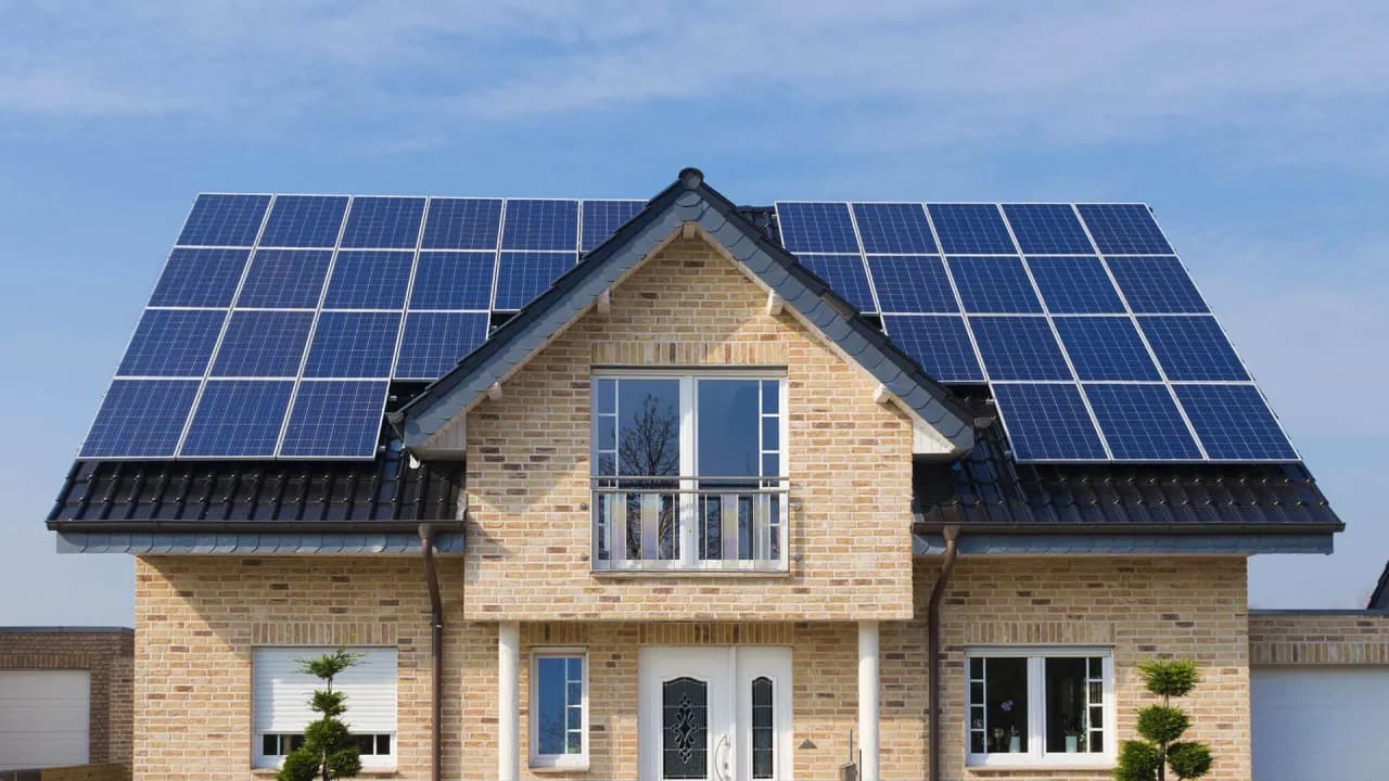 Przydomowe elektrownie słoneczne cennik – poznaj ukryte koszty instalacji