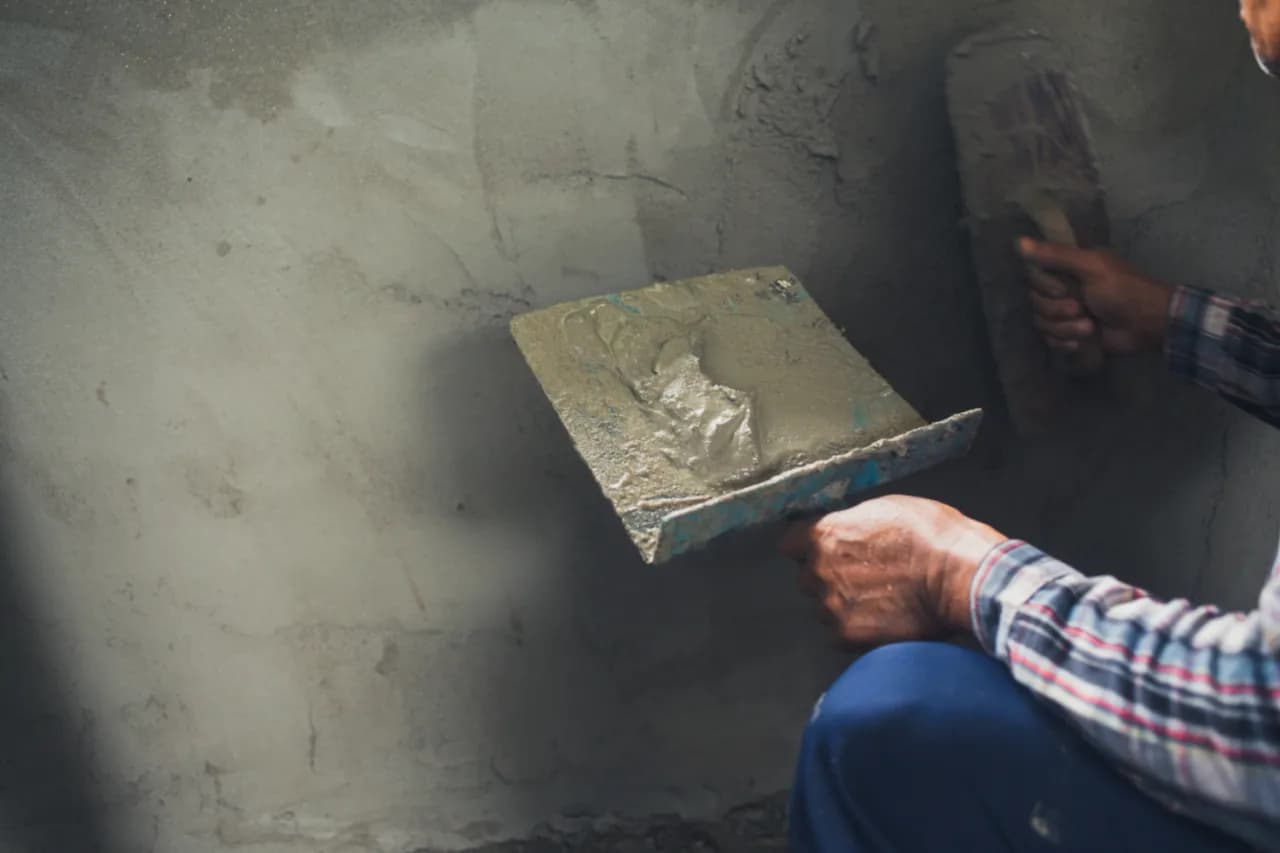 Zaprawa tynkarska na zewnątrz - co wybrać, aby elewacja była odporna na warunki atmosferyczne?