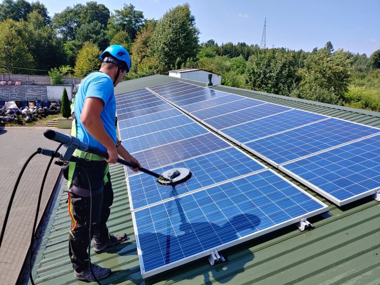 Mycie paneli fotowoltaicznych - jak i czym czyścić panele PV aby generowały więcej prądu?