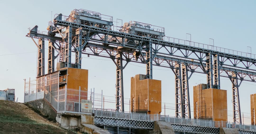 Zalety i wady elektrowni wodnych - co warto wiedzieć o tego typu elektrowniach?