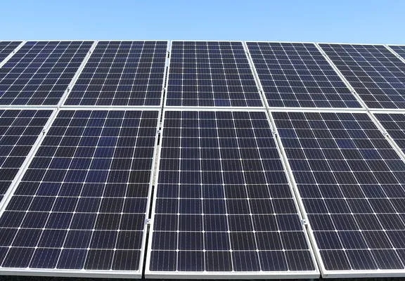 Zalety elektrowni słonecznej: jak uniknąć wysokich kosztów energii