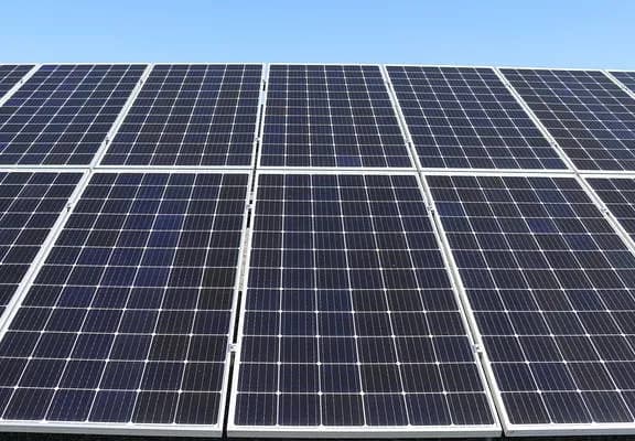 Zalety elektrowni słonecznej: jak uniknąć wysokich kosztów energii