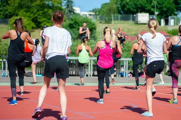 Jak odpowiednio korzystać z ogólnodostępnych siłowni zewnętrznych