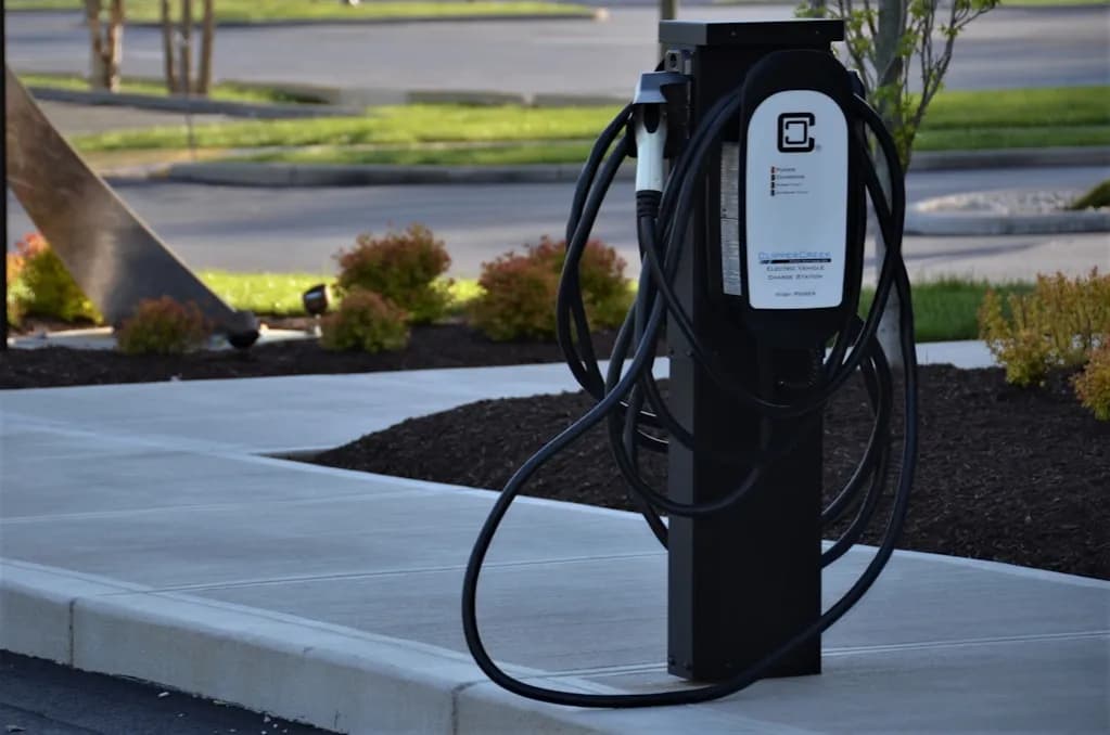 Stacje ładowania aut elektrycznych - mini przewodnik dla właścicieli elektryków