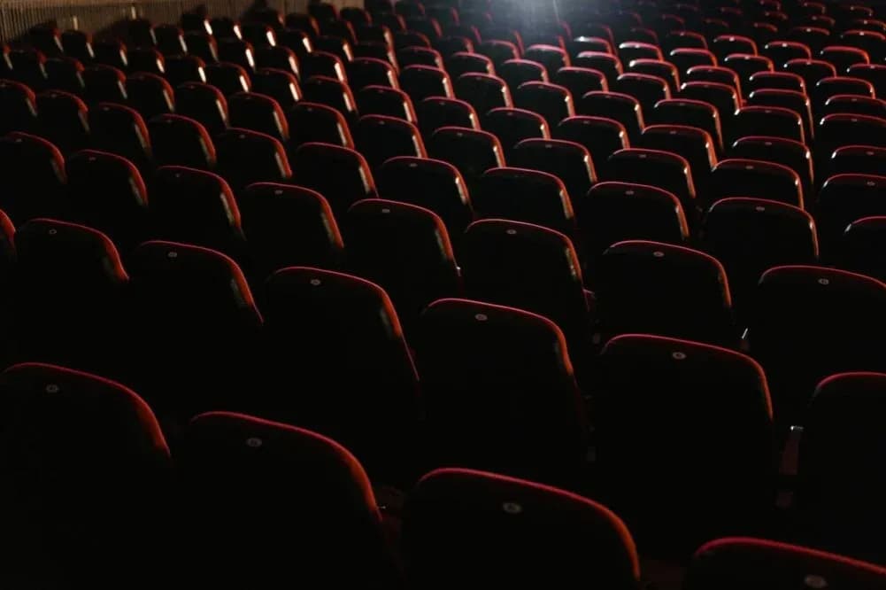 Wpływ filmów na kulturę: Czy "W głowie się nie mieści" uczy?