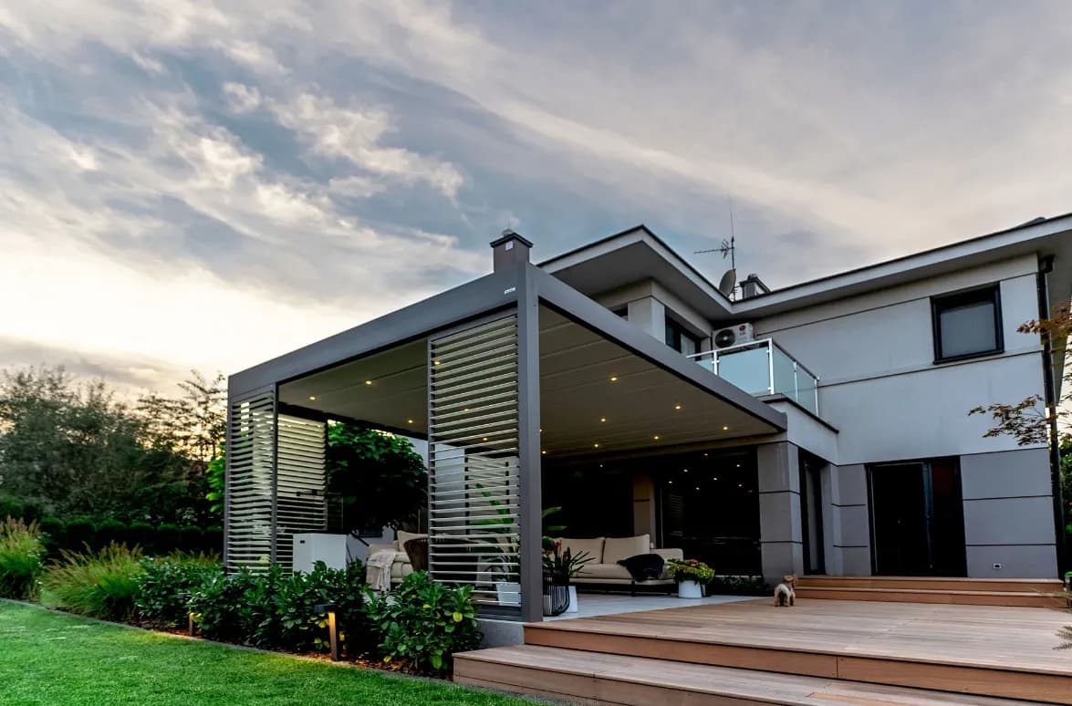 Kiedy zdecydować się na zadaszenie tarasowe?